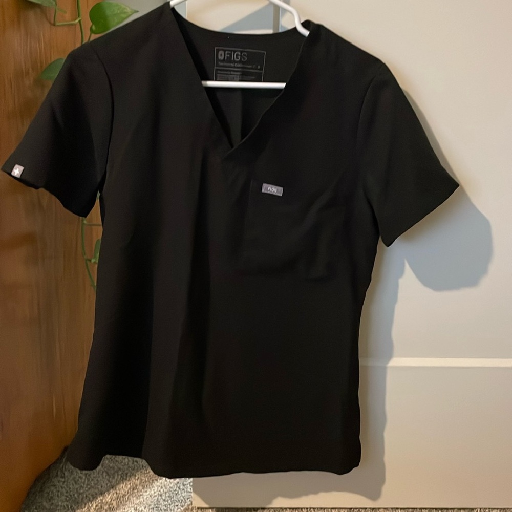 Figs Black scrub top
